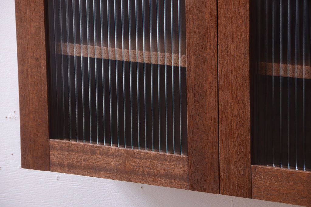 アンティーク家具　アンティーク　モールガラス入り!古い木のシンプルな壁掛け戸棚(1)