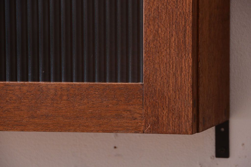 アンティーク家具　アンティーク　モールガラス入り!古い木のシンプルな壁掛け戸棚(1)