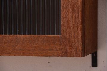 アンティーク家具　アンティーク　モールガラス入り!古い木のシンプルな壁掛け戸棚(1)