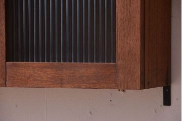 アンティーク家具　アンティーク　モールガラス入り!古い木のシンプルな壁掛け戸棚(2)