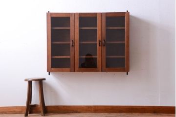 アンティーク家具　アンティーク　3つ扉の壁掛けキャビネット(収納棚)(1)