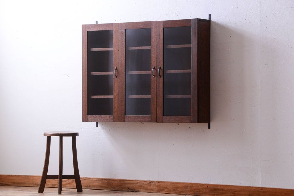 アンティーク家具　アンティーク　3つ扉の壁掛けキャビネット(収納棚)(2)