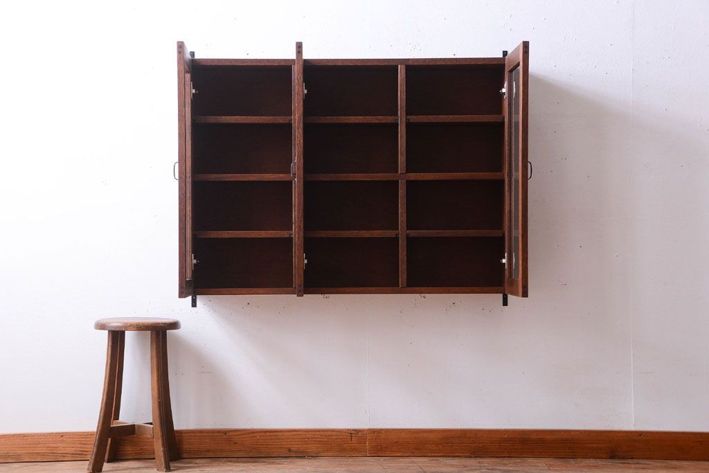 アンティーク家具　アンティーク　3つ扉の壁掛けキャビネット(収納棚)(2)