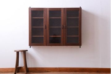 アンティーク家具　アンティーク　気泡ガラス入り!3つ扉の壁掛けキャビネット(収納棚)