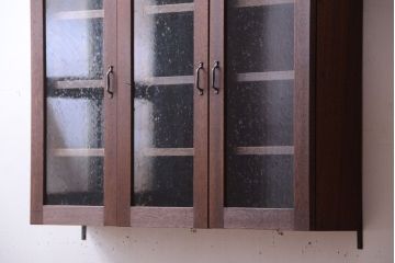アンティーク家具　アンティーク　気泡ガラス入り!3つ扉の壁掛けキャビネット(収納棚)