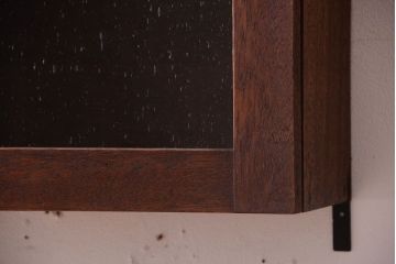 アンティーク家具　アンティーク　気泡ガラス入り!3つ扉の壁掛けキャビネット(収納棚)