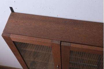 アンティーク家具　アンティーク　モールガラス入り!3つ扉の壁掛けキャビネット(収納棚)(1)