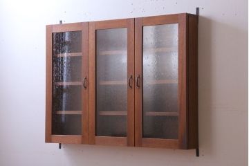 アンティーク家具　アンティーク　気泡ガラス入り!3つ扉の壁掛けキャビネット(収納棚)(1)