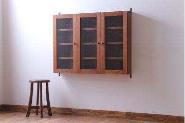 アンティーク家具　アンティーク　気泡ガラス入り!3つ扉の壁掛けキャビネット(収納棚)(2)