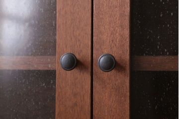 アンティーク家具　アンティーク　気泡ガラス入り!3つ扉の壁掛けキャビネット(収納棚)(2)