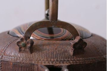 アンティーク雑貨　古民具・骨董　漆器蓋　鉄製銚子　一対(鉄瓶)