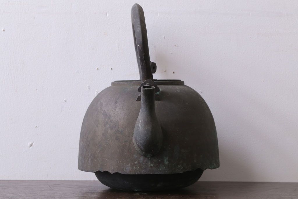 アンティーク雑貨　古民具・骨董　古い銅瓶(在銘?)(鉄瓶)