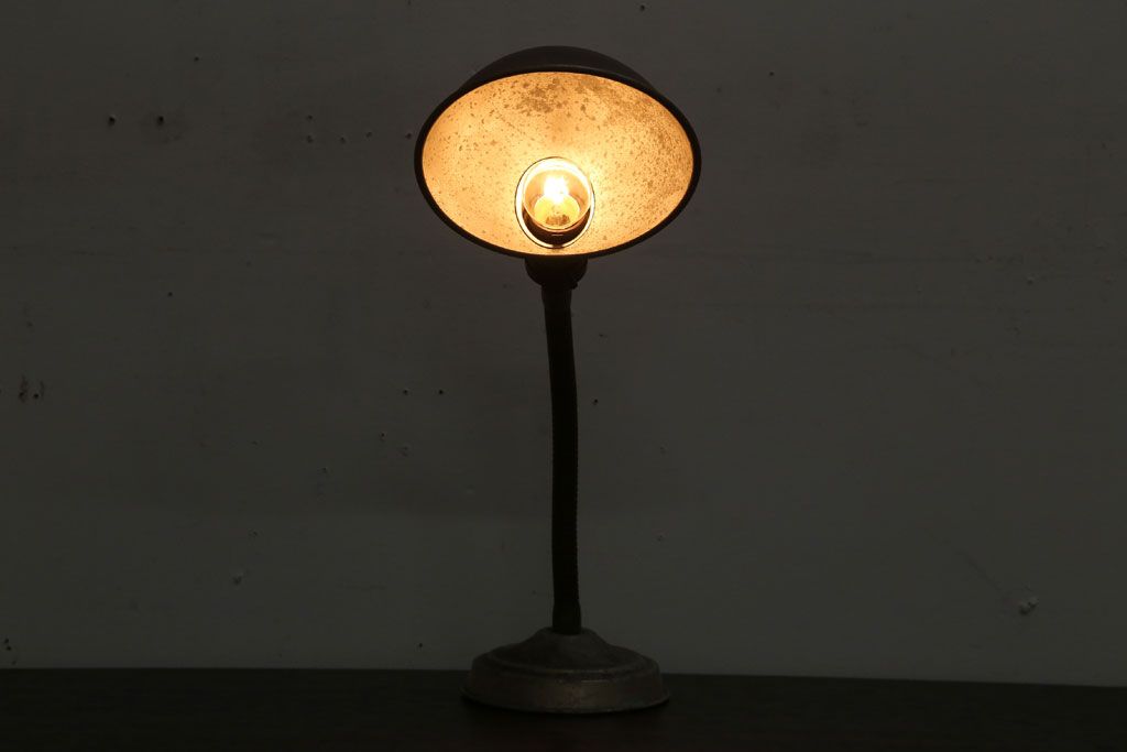 昭和レトロ　アルミシェードのアンティーク卓上スタンドランプ