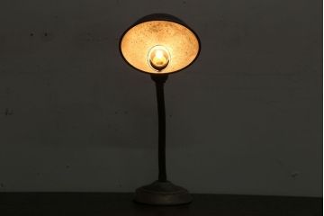 昭和レトロ　アルミシェードのアンティーク卓上スタンドランプ