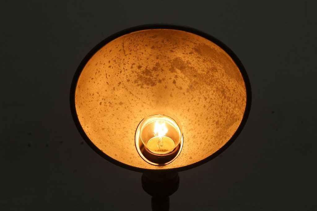 昭和レトロ　アルミシェードのアンティーク卓上スタンドランプ