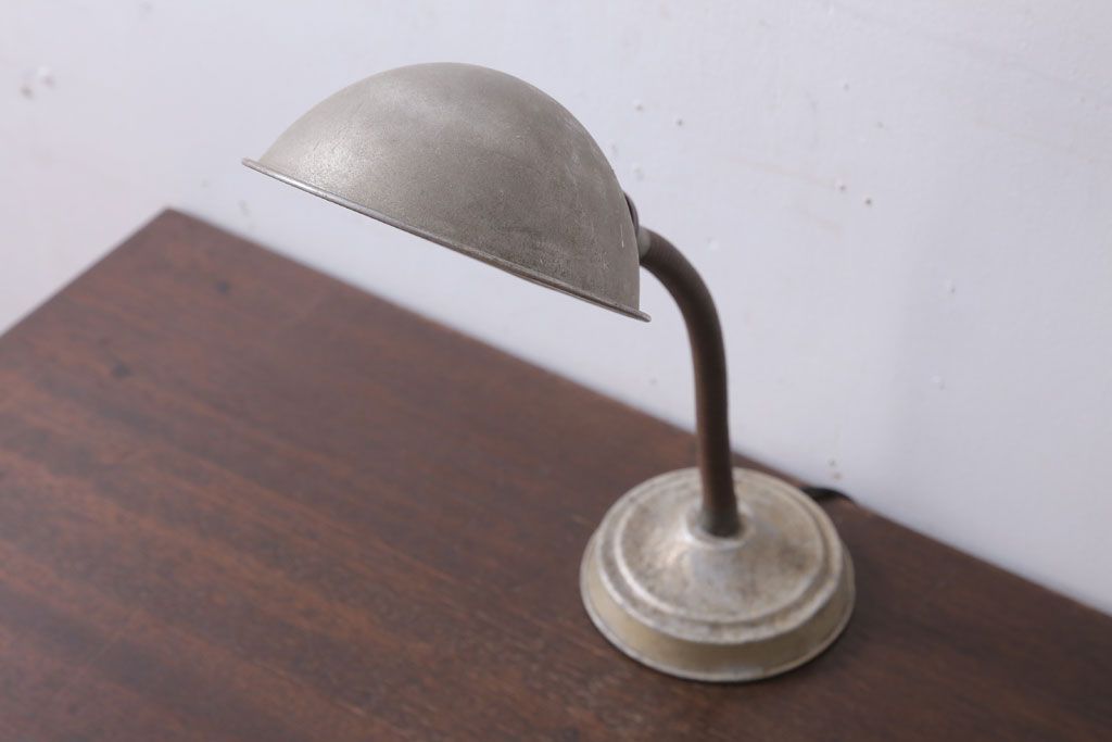 昭和レトロ　アルミシェードのアンティーク卓上スタンドランプ