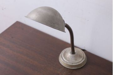 昭和レトロ　アルミシェードのアンティーク卓上スタンドランプ