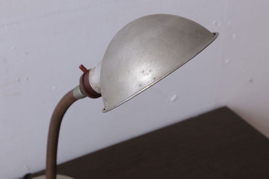 昭和レトロ　アルミシェードのアンティーク卓上スタンドランプ