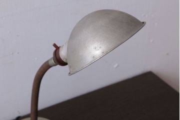 昭和レトロ　アルミシェードのアンティーク卓上スタンドランプ