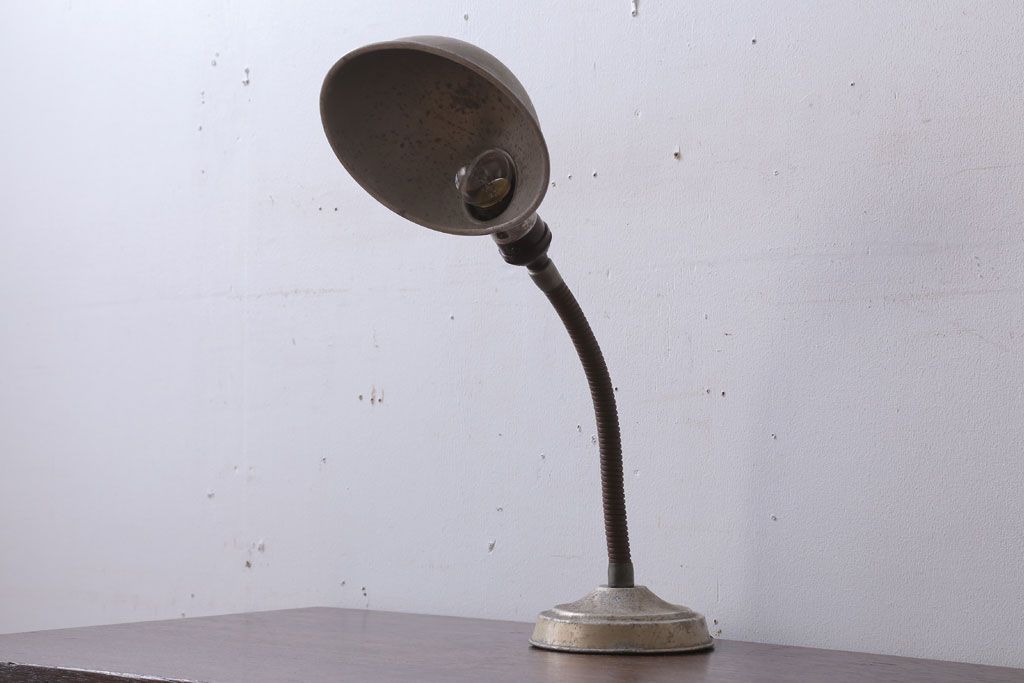 昭和レトロ　アルミシェードのアンティーク卓上スタンドランプ