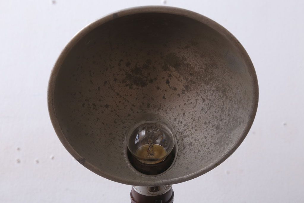 昭和レトロ　アルミシェードのアンティーク卓上スタンドランプ