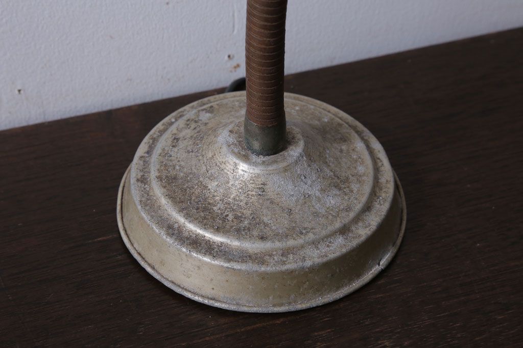 昭和レトロ　アルミシェードのアンティーク卓上スタンドランプ