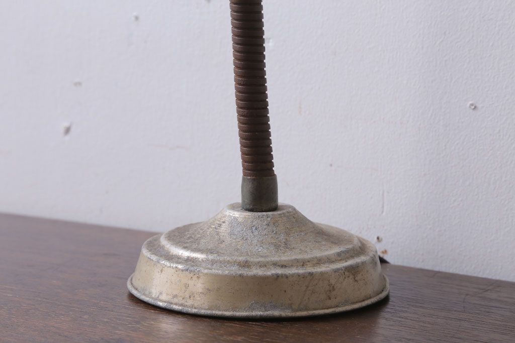 昭和レトロ　アルミシェードのアンティーク卓上スタンドランプ