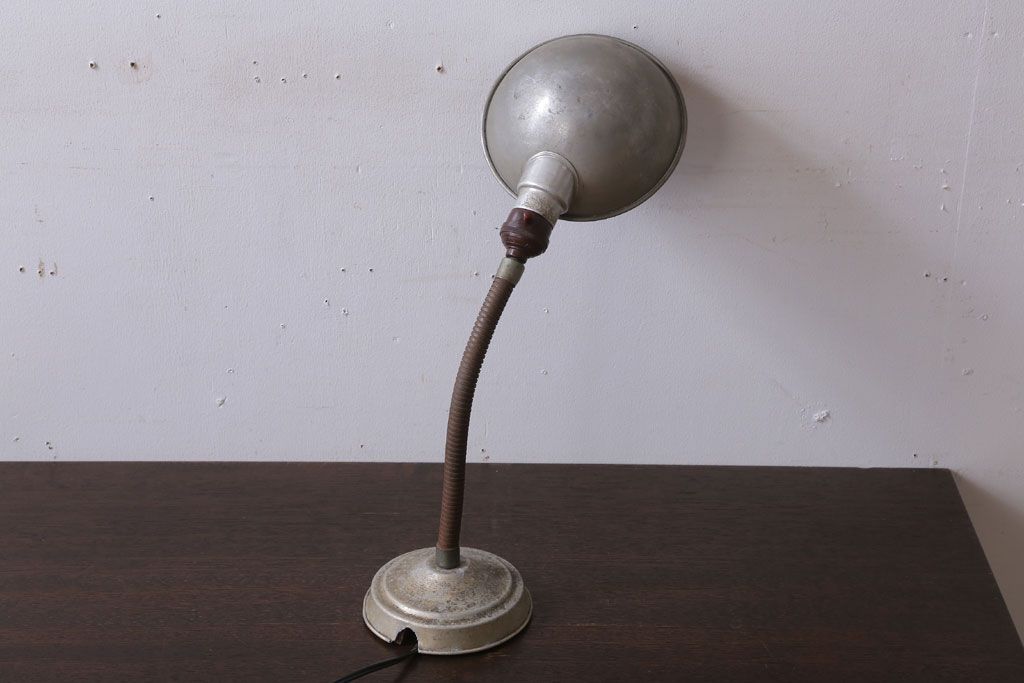 昭和レトロ　アルミシェードのアンティーク卓上スタンドランプ