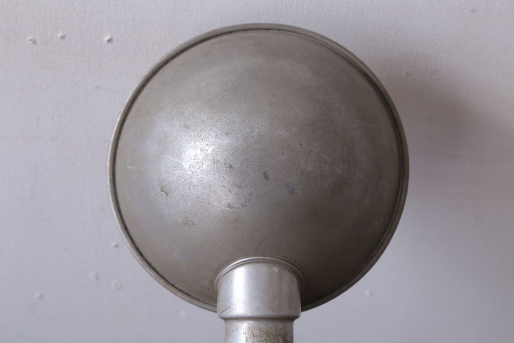 昭和レトロ　アルミシェードのアンティーク卓上スタンドランプ