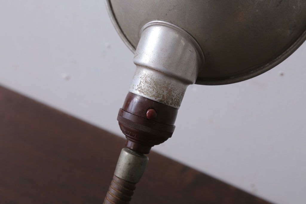 昭和レトロ　アルミシェードのアンティーク卓上スタンドランプ