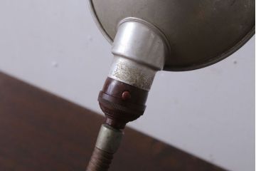 昭和レトロ　アルミシェードのアンティーク卓上スタンドランプ