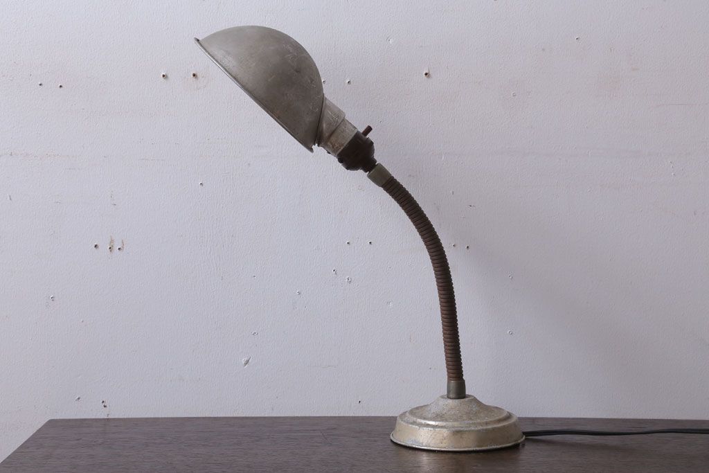 昭和レトロ　アルミシェードのアンティーク卓上スタンドランプ