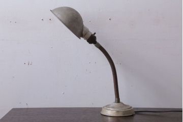 昭和レトロ　アルミシェードのアンティーク卓上スタンドランプ