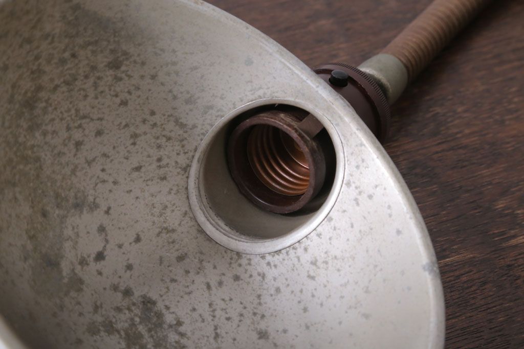 昭和レトロ　アルミシェードのアンティーク卓上スタンドランプ