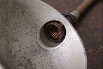 昭和レトロ　アルミシェードのアンティーク卓上スタンドランプ