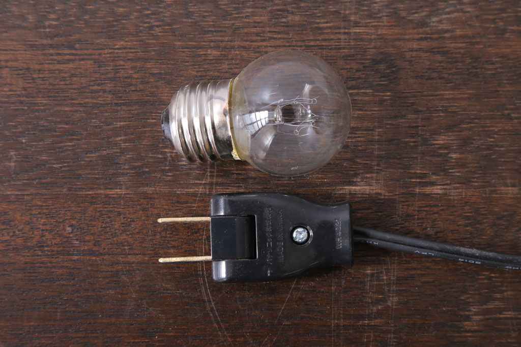 昭和レトロ　アルミシェードのアンティーク卓上スタンドランプ