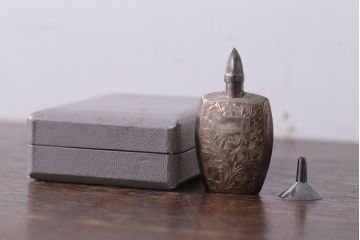 アンティーク雑貨　アンティーク　毛彫唐草文様の古い香水入れ(鼻煙壺・スナッフボトル・銀)