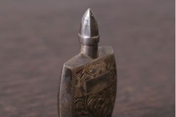 アンティーク雑貨　アンティーク　毛彫唐草文様の古い香水入れ(鼻煙壺・スナッフボトル・銀)