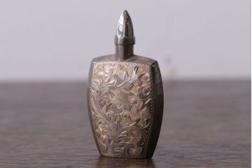 アンティーク雑貨　アンティーク　毛彫唐草文様の古い香水入れ(鼻煙壺・スナッフボトル・銀)