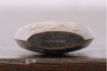 アンティーク雑貨　アンティーク　毛彫唐草文様の古い香水入れ(鼻煙壺・スナッフボトル・銀)