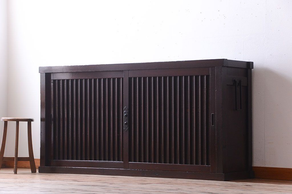 アンティーク家具　古民具・骨董　縦桟引き戸の収納箪笥サイドボード(水屋箪笥)