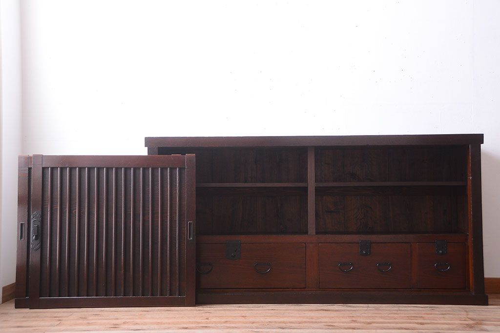 アンティーク家具　古民具・骨董　縦桟引き戸の収納箪笥サイドボード(水屋箪笥)