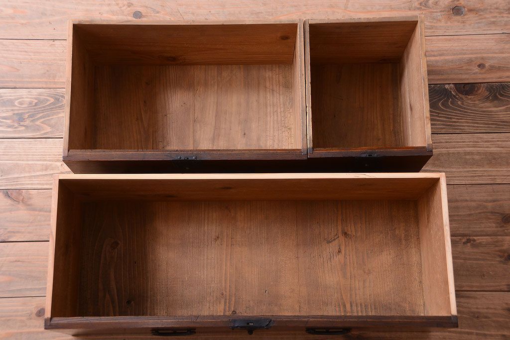 アンティーク家具　古民具・骨董　縦桟引き戸の収納箪笥サイドボード(水屋箪笥)