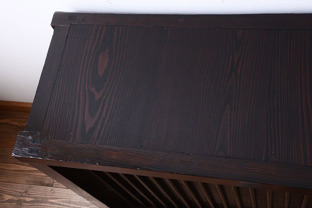 アンティーク家具　古民具・骨董　縦桟引き戸の収納箪笥サイドボード(水屋箪笥)