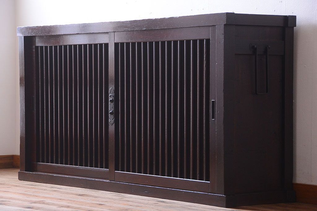 アンティーク家具　古民具・骨董　縦桟引き戸の収納箪笥サイドボード(水屋箪笥)