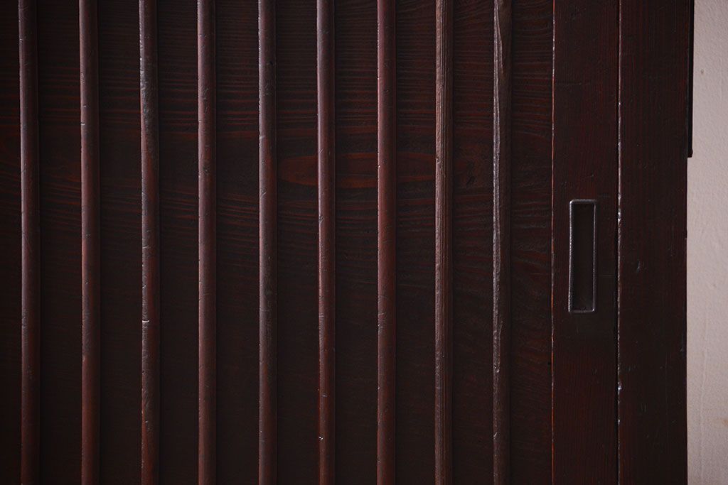 アンティーク家具　古民具・骨董　縦桟引き戸の収納箪笥サイドボード(水屋箪笥)