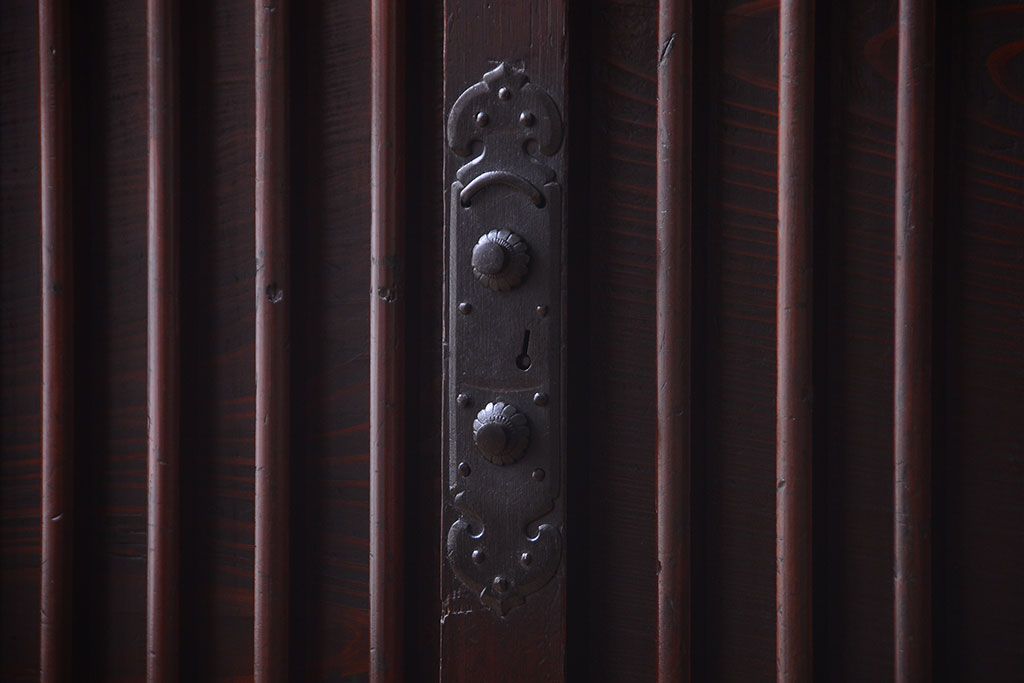 アンティーク家具　古民具・骨董　縦桟引き戸の収納箪笥サイドボード(水屋箪笥)