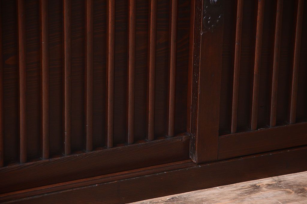 アンティーク家具　古民具・骨董　縦桟引き戸の収納箪笥サイドボード(水屋箪笥)