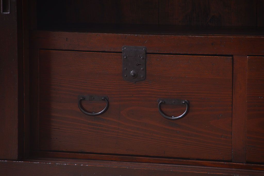 アンティーク家具　古民具・骨董　縦桟引き戸の収納箪笥サイドボード(水屋箪笥)