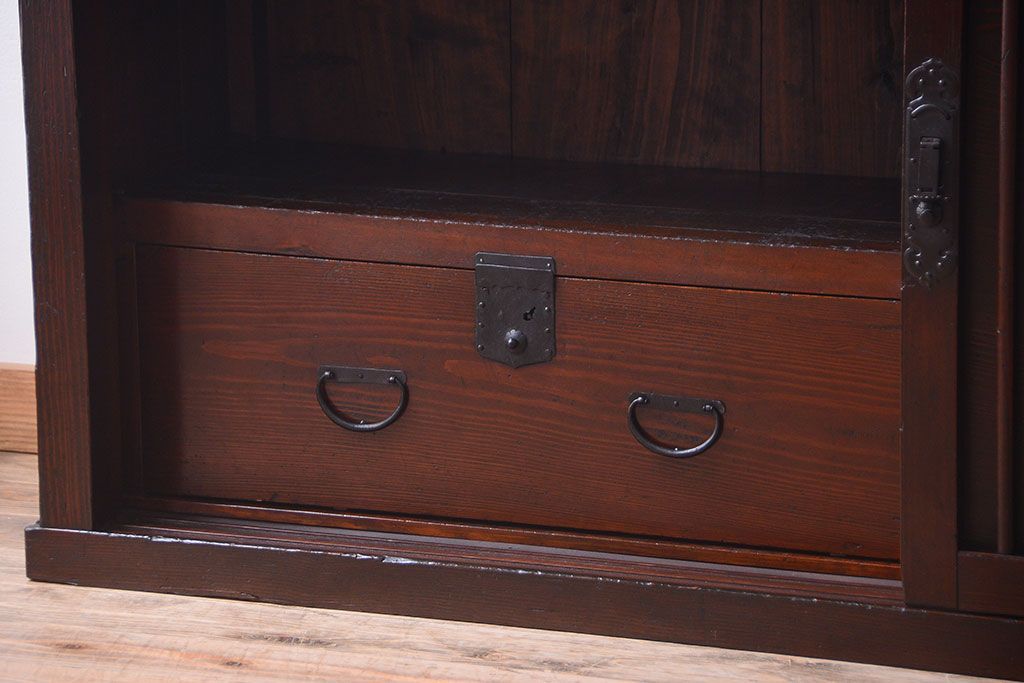 アンティーク家具　古民具・骨董　縦桟引き戸の収納箪笥サイドボード(水屋箪笥)